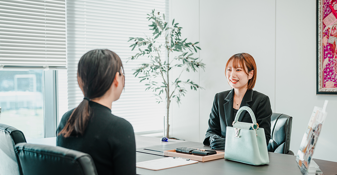 オフィスでスタッフが相談対応をしている様子