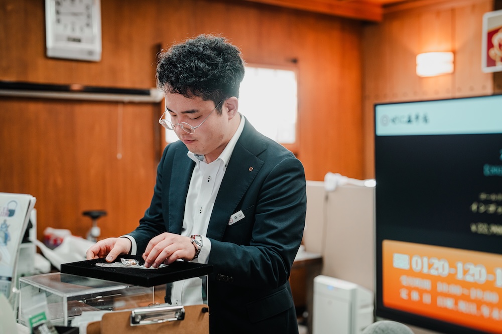 カウンターで商品を取り扱うスタッフの写真